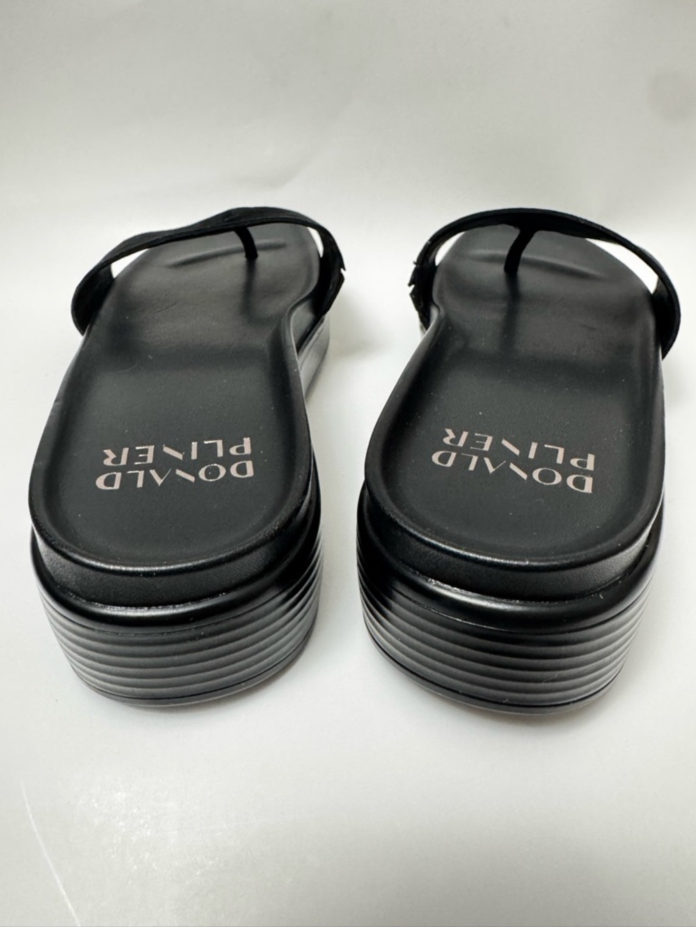 Brand New! Donald Pliner Black Leather Slide/Thong/Sandal Platform in size 7 - Picture 7 of 13